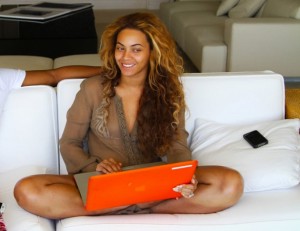 Beyonce-Laptop-585x452