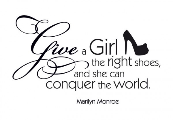 Wandsticker_Zitat_Give_a_girl_the_right_shoes_2_einzel