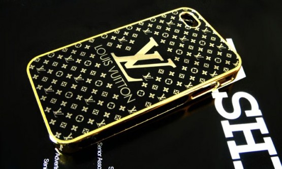 louis-vuitton-black-with-gold-lv-logo-iphone-cover-l-0018-953