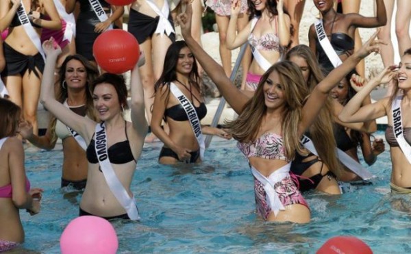 miss-universe-2015-contestants-in-swimsuit-img10